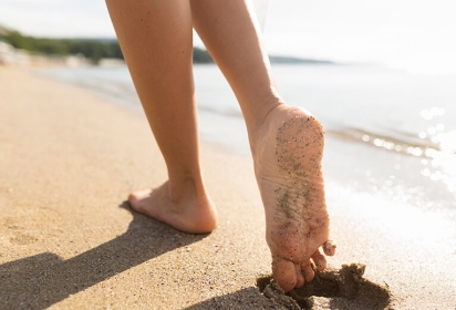 Camminare in spiaggia: perché fa bene?
