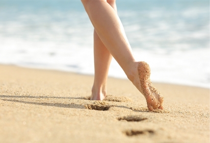 Camminare sulla spiaggia: i benefici e gli accorgimenti