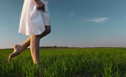 Barefooting: camminare scalzi fa bene ai piedi!