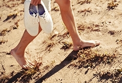 A piedi nudi sulla sabbia