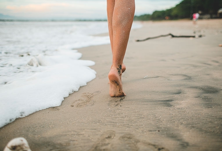 Beach Walking: perché fa benissimo camminare sulla spiaggia