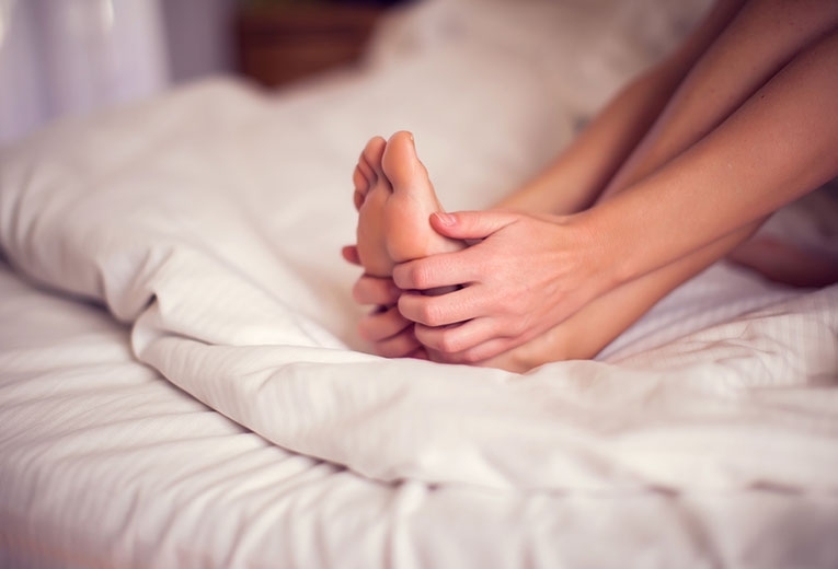 Crampi ai piedi: rimedi e come prevenirli