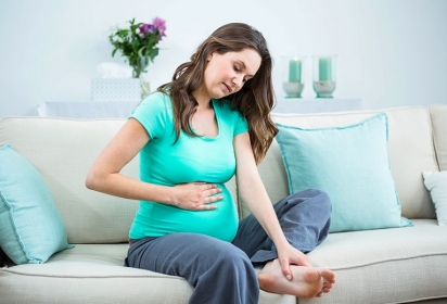 Piedi gonfi e doloranti in gravidanza, cosa fare?