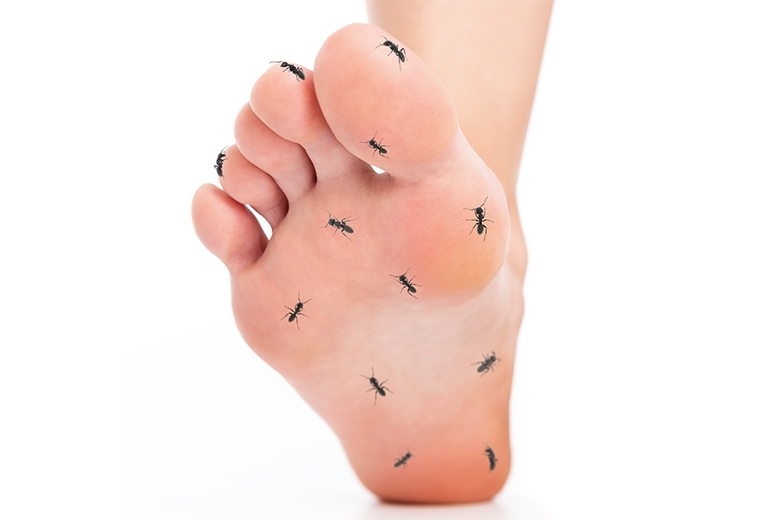 Formicolio ai piedi: cause e rimedi Formicolio ai piedi: cause e rimedi