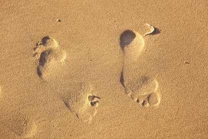 Camminare sulla sabbia fa bene ai piedi