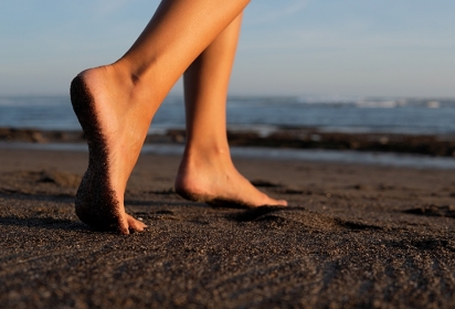 Camminare sulla spiaggia: i benefici del Beach Walking
